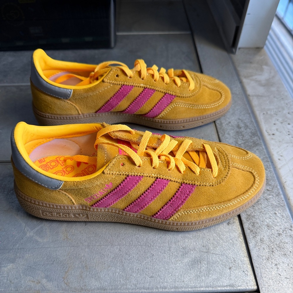 Adidas Handball Spezial. Size 6 in women’s.